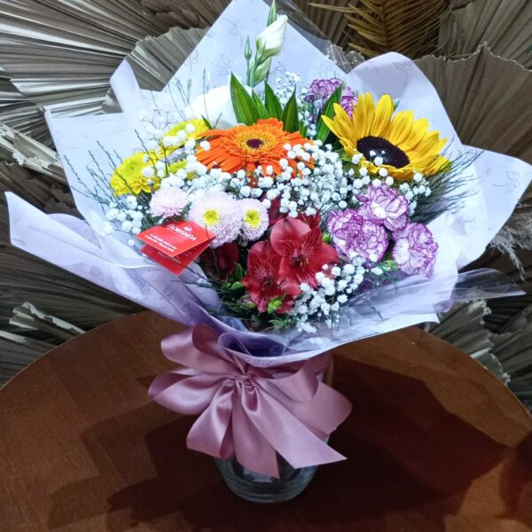 31 - Buque com 6 Flores do Campo no Vaso de Vidro