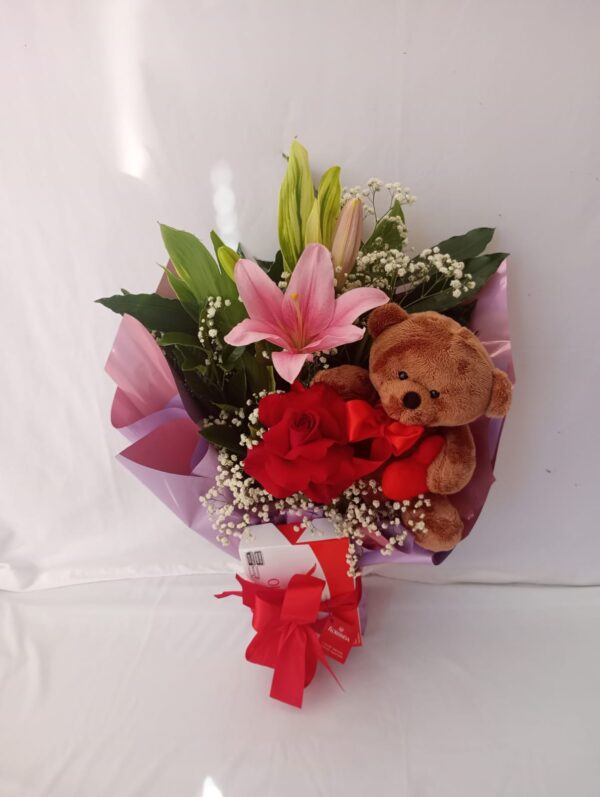 13 - Arranjo com 1 Rosa Colombiana e 1 Lirio + Urso com coração + Raffaello 90g
