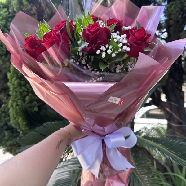 Buque com 12 Rosas Vermelhas Estilo Coreano