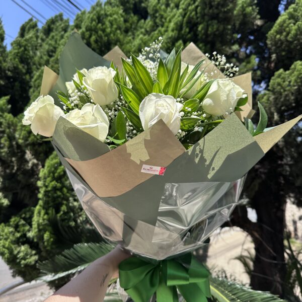 Buque com 12 Rosas Brancas Estilo Coreano