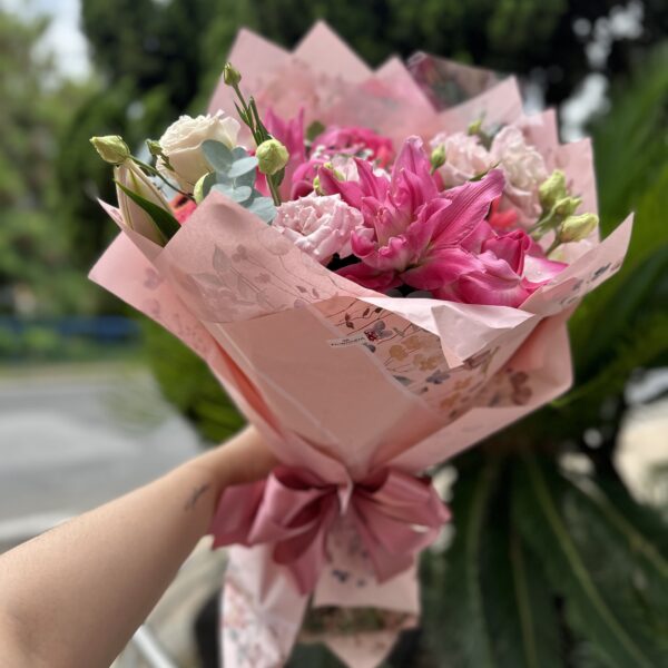 Buque com 12 Flores do Campo cor de Rosa Estilo Coreano