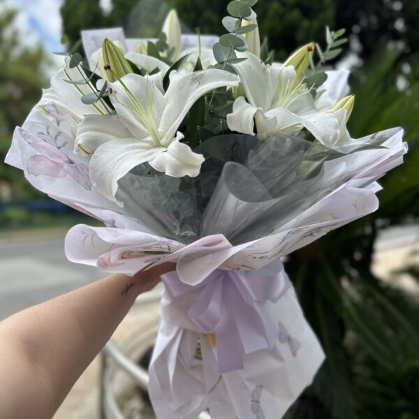 Buque com 06 Lirios Estilo Coreano
