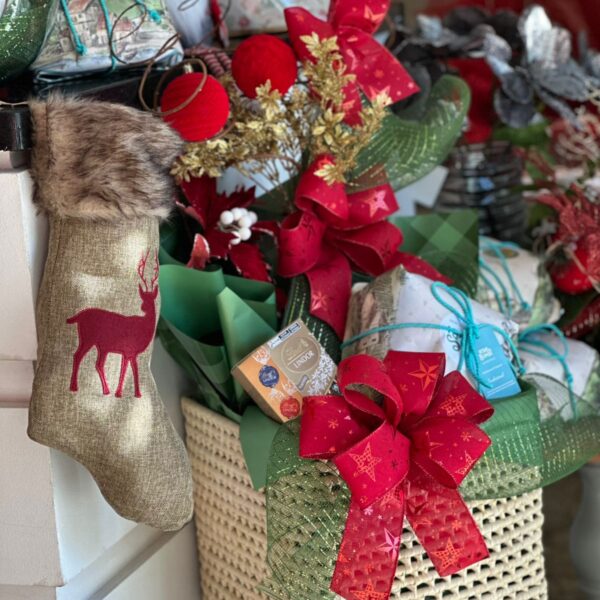 Cesto Decorado com Panetone e Chocolate