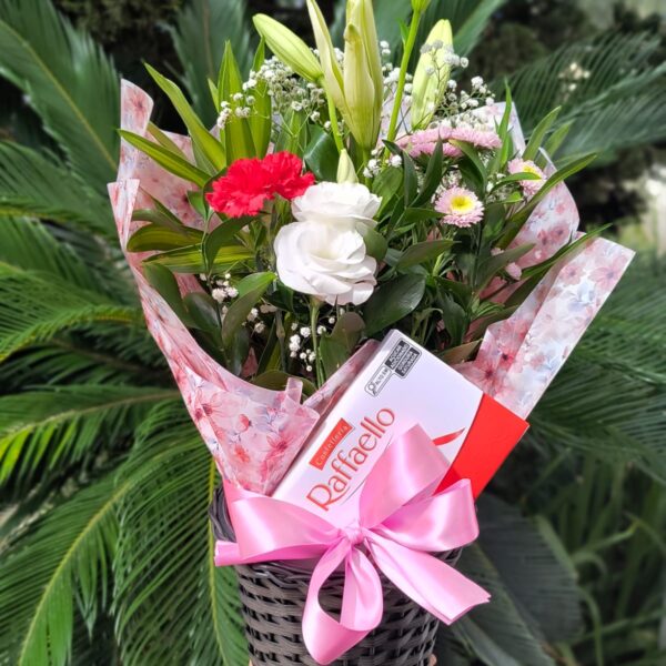 29 - Arranjo com 4 Flores do Campo no cachepot + Raffaello 90g