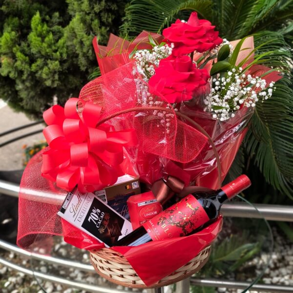 10 - Cesta com Arranjo de 2 Colombianas + Chocolates e Vinho