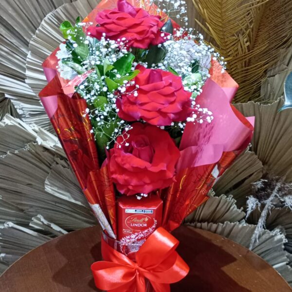 24 - Arranjo de 3 Rosas colombianas no vaso de vidro + Choco Lindt 75g