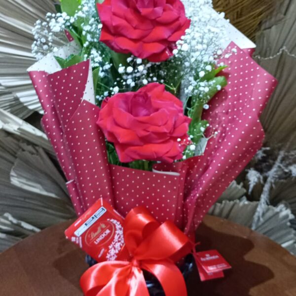 26 - Arranjo de 2 Rosas colombianas no cachepot + Choco Lindt 100g