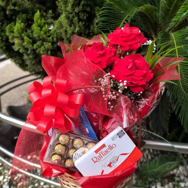 09 - Cesta com Arranjo de 3 Colombianas + Chocolates