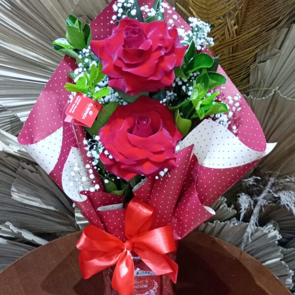 27 - Arranjo de 2 Rosas colombianas no vaso de vidro + Choco Lindt 100g