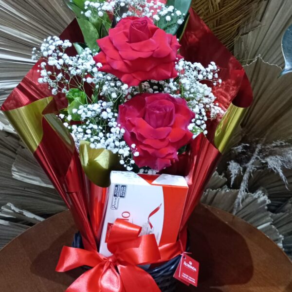 25 - Arranjo de 2 Rosas colombianas no cachepot + Choco Raffaello 90g