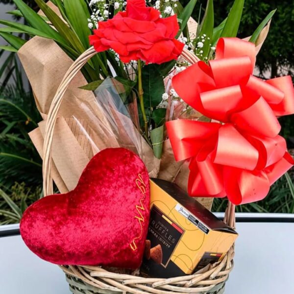 25 - Arranjo com 2 Rosas Colombianas na Cesta + Pelucia + Choco Truffles