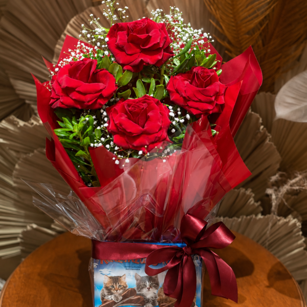 31 - Arranjo com 4 Rosas Colombianas + Choco Lingua de Gato 100g